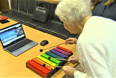 Ústí n.L.: Zapojení seniorů do online školní výuky hudební výchovy